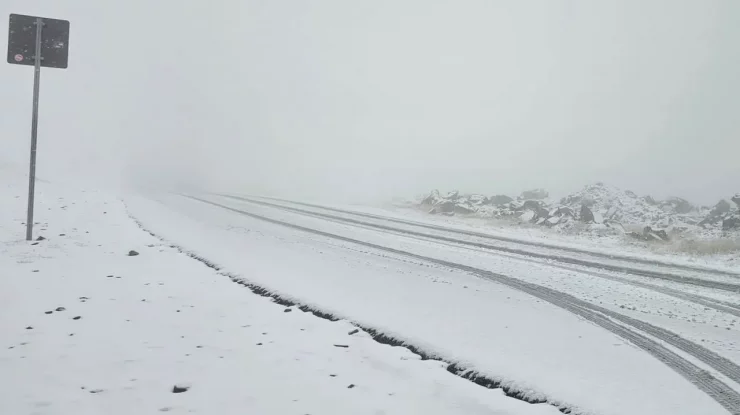 Traficul a fost reluat pe Transalpina. Drumarii rămân cu ochii pe prognoza meteo