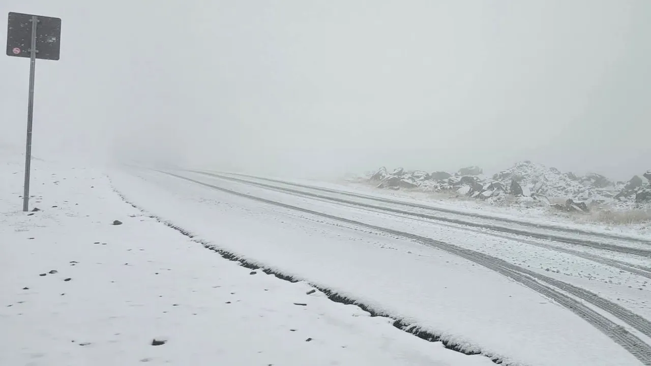 Traficul a fost reluat pe Transalpina. Drumarii rămân cu ochii pe prognoza meteo