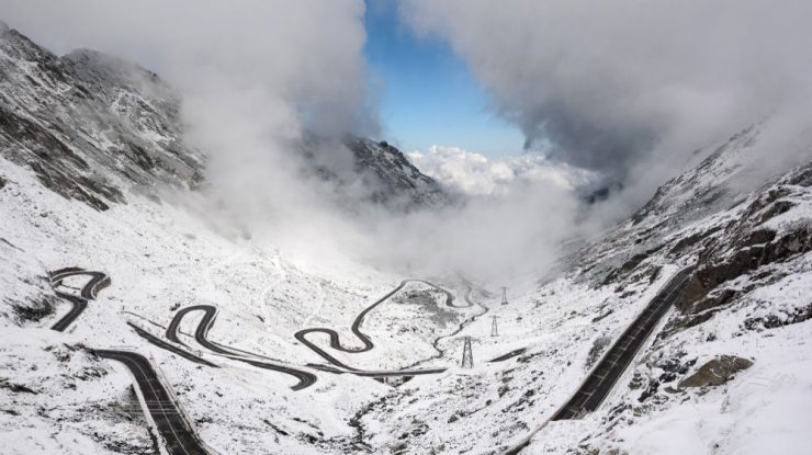 Circulația pe Transfăgărășan se închide temporar, din cauza ninsorilor. Stratul de zăpadă depăşeşte 30 de cm de la Piscu Negru până la Cascada Bâlea