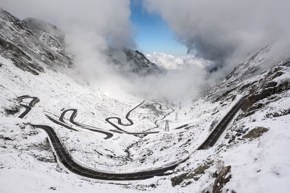 Circulația pe Transfăgărășan se închide temporar, din cauza ninsorilor. Stratul de zăpadă depăşeşte 30 de cm de la Piscu Negru până la Cascada Bâlea