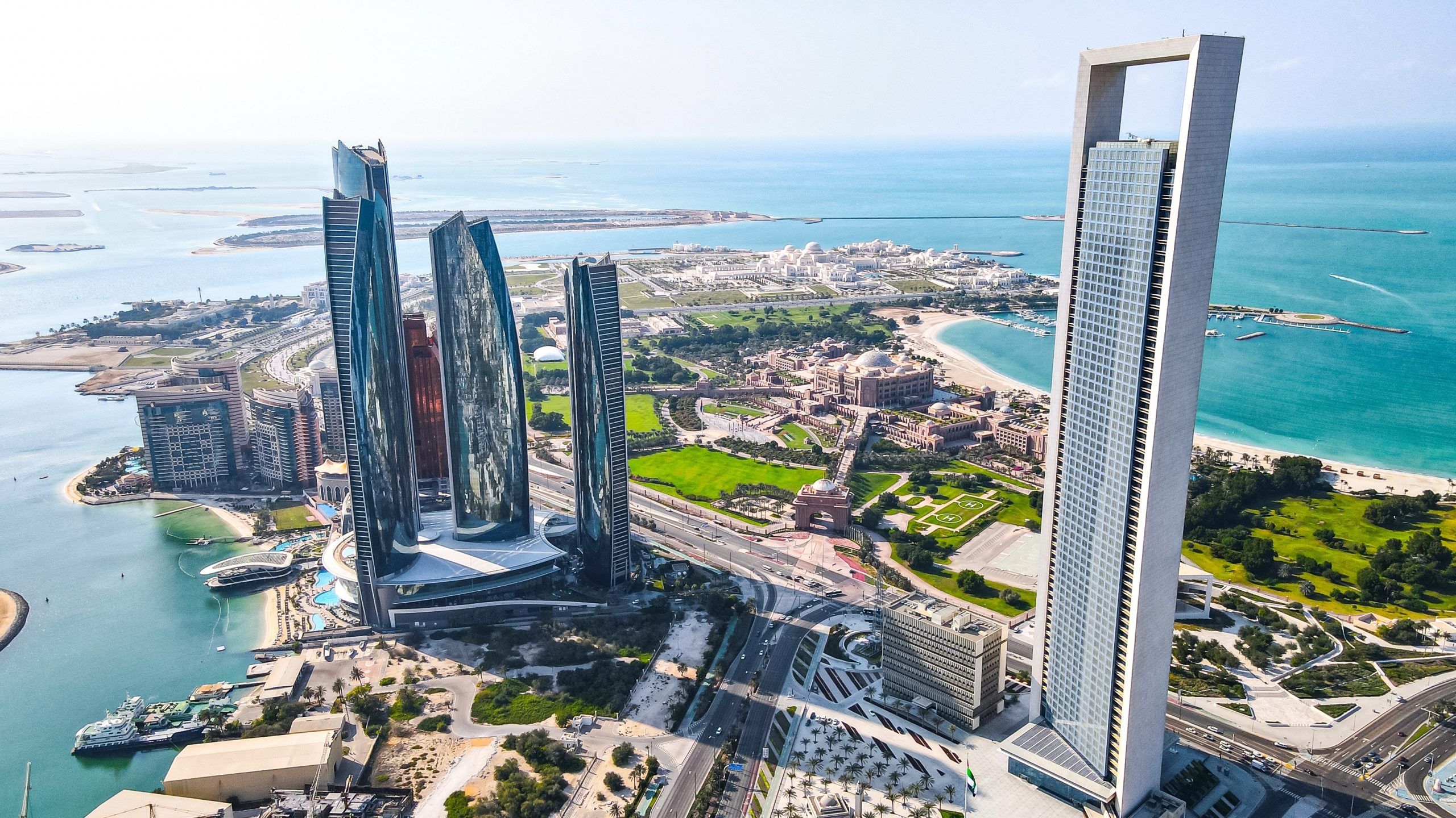 Abu Dhabi vrea un Guvern 100% bazat pe Inteligență Artificială. Emiratele Arabe Unite  investesc 3,5 miliarde de dolari în digitalizare până în 2027
