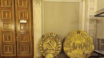 Comuniștii s-au întors la Operă. Stemele RSR și PCR sunt expuse în foaierul principal al Operei Naționale