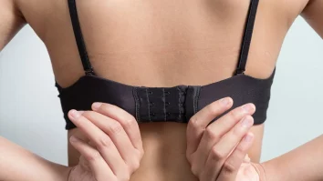 O femeie cu dizabilități din Marea Britanie și-a pierdut ajutorul social, pentru că a demonstrat că este capabilă să își închidă singură sutienul. Cazul a ajuns în instanță