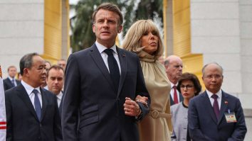 Brigitte Macron figurează ca bărbat în registrele fiscale, după un atac al hackerilor. Prima Doamnă a Franței se luptă în instanță cu conspiraționiștii care susțin că s-a născut bărbat, pe numele real „Jean-Michel Trogneux”