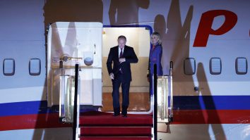 România nu a decis încă dacă îi va permite lui Putin să-i traverseze spațiul aerian către Ungaria,  în timp ce Bulgaria se arată dispusă. Oana Țoiu: „Putin să ceară permisiune”