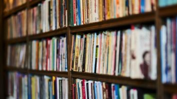 Citește cât mai poți: Cenzura cărților atinge cote alarmante în lume. Ce autori au fost interziși în România de-a lungul timpului