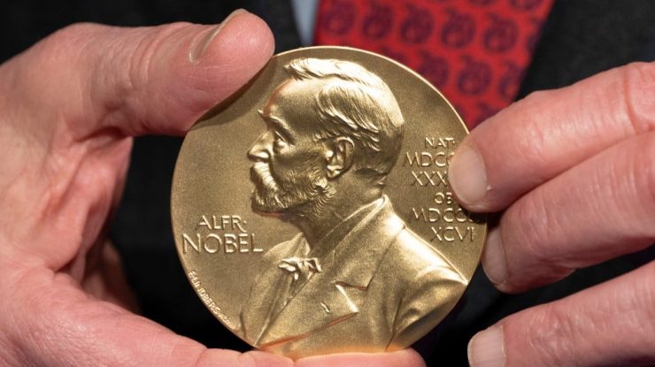 Joel Mokyr, Philippe Aghion și Peter Howitt au câștigat Premiul Nobel pentru Economie 2025. Cei trei au explicat „creșterea economică bazată pe inovație”