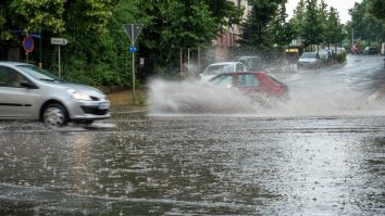 Ciclonul Barbara a provocat inundații, căderi de copaci și pagube materiale în 16 județe și în București. Pompierii sunt în alertă