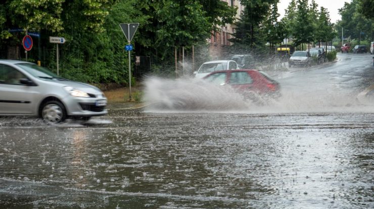 Ciclonul Barbara a provocat inundații, căderi de copaci și pagube materiale în 16 județe și în București. Pompierii sunt în alertă