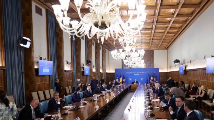 Coaliția condusă de Bolojan aproape se destramă. PSD, UDMR și AUR votează împotriva Guvernului, PNL și USR sunt în minoritate. Partidele se ceartă pe Pachetele de măsuri și alegerile locale