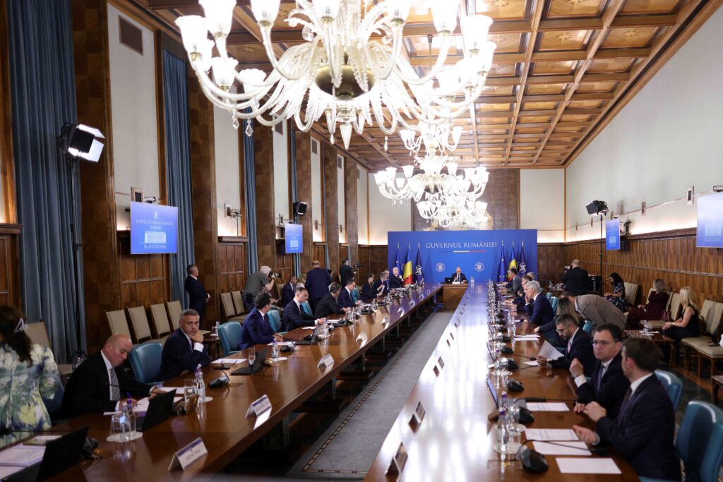 Coaliția condusă de Bolojan aproape se destramă. PSD, UDMR și AUR votează împotriva Guvernului, PNL și USR sunt în minoritate. Partidele se ceartă pe Pachetele de măsuri și alegerile locale