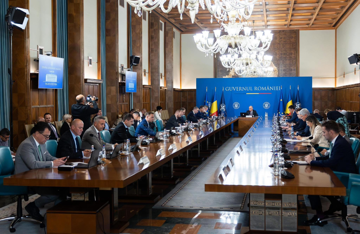 La Guvern s-a intrat în linie dreaptă cu un proiect crucial: Cumulul pensiei cu salariul îi va lovi serios pe bugetarii cu pensii speciale și din companiile de stat. Intră în Pachetul 3 de măsuri