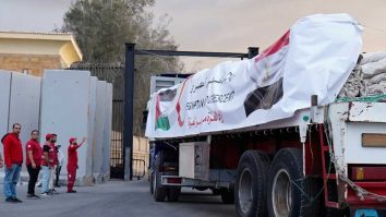 Egiptul trimite 400 de camioane cu ajutoare vitale pentru civilii din Gaza