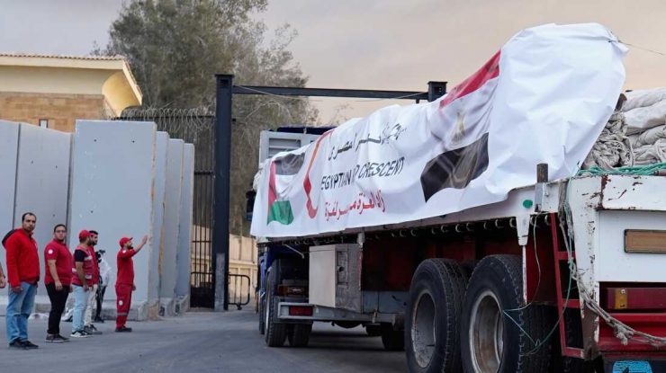 Egiptul trimite 400 de camioane cu ajutoare vitale pentru civilii din Gaza