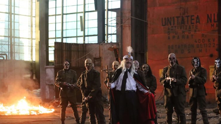 „Dracula” de Radu Jude apare în cinematografele din România pe 31 octombrie: „Filmul are tot ce își dorește publicul. Sex, vampiri, umor de proastă calitate, bătăi, sânge…”