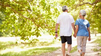 De ce trăiesc femeile mai mult decât bărbații? Un nou studiu arată că explicația nu ține doar de stilul de viață, ci și de factori evolutivi și genetici