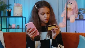 STUDIU. Copiii devin „profesorii” părinților când vine vorba despre finanțele online