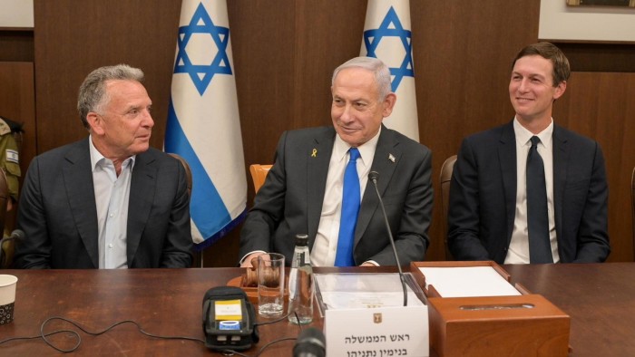 Acordul de încetare a focului în Gaza, mediat de Trump, e mai fragil decât sperau oficialii americani. JD Vance, Steve Witkoff și Jared Kushner se află în Israel pentru consolidarea armistițiului, încălcat deja de IDF și Hamas