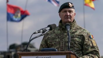 Șeful Armatei Române: „Toți românii trebuie să știe să tragă cu arma”. Poate România să-și mobilizeze populația? Avem nevoie de un milion de militari în caz de război, exact ca Ucraina, dar avem doar 70.000 activi