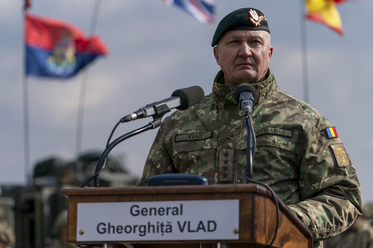 Șeful Armatei Române: „Toți românii trebuie să știe să tragă cu arma”. Poate România să-și mobilizeze populația? Avem nevoie de un milion de militari în caz de război, exact ca Ucraina, dar avem doar 70.000 activi