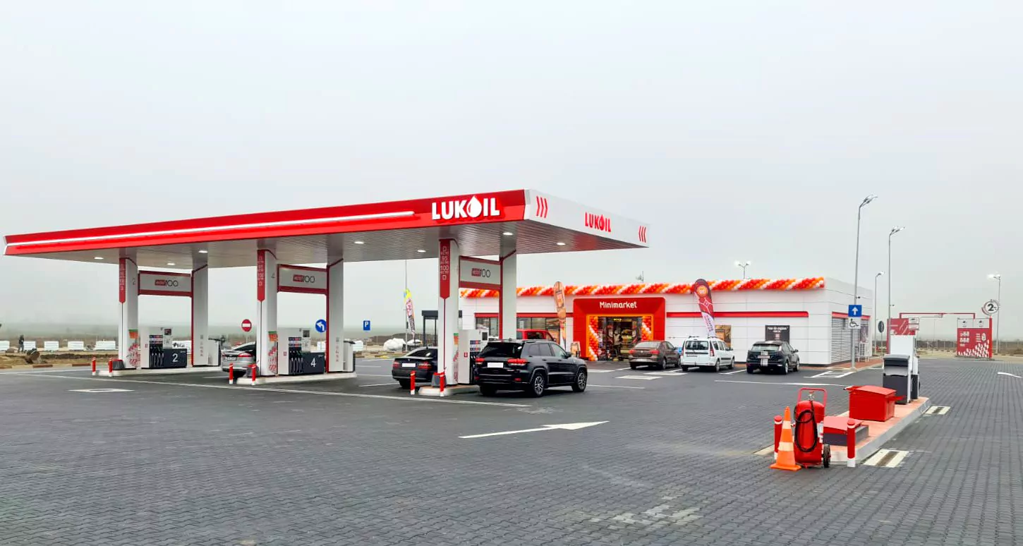 Lukoil a acceptat să vândă majoritatea activelor din afara Rusiei către Gunvor, o companie elvețiană fondată de apropiații lui Putin. Ce se întâmplă cu benzinăriile și rafinăriile Lukoil din România