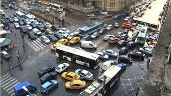 Primarul Capitalei, Stelian Bujduveanu, propune interzicerea autovehiculelor de aprovizionare și salubrizare la orele de vârf în Bucure: Sunt peste 1,7 milioane de maşini înmatriculate. Oraşul nu a fost proiectat pentru un asemenea volum