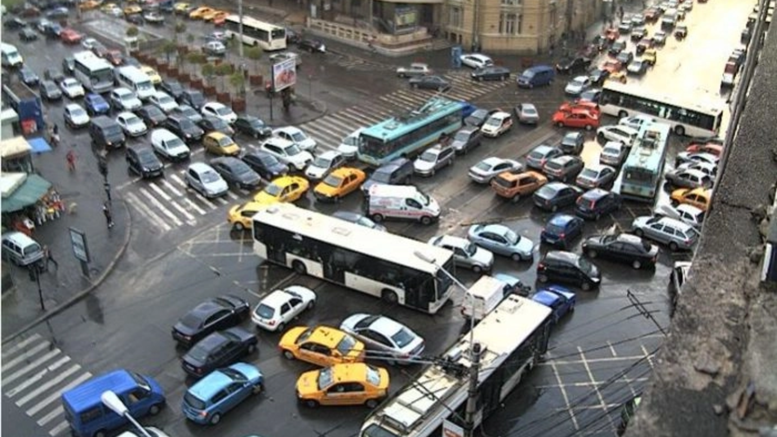 Primarul Capitalei, Stelian Bujduveanu, propune interzicerea autovehiculelor de aprovizionare și salubrizare la orele de vârf în Bucure: Sunt peste 1,7 milioane de maşini înmatriculate. Oraşul nu a fost proiectat pentru un asemenea volum