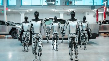 Elon Musk dezvoltă o „armată de roboți umanoizi Optimus”, dar se teme că nu își va putea menține „controlul” asupra lor. Miliardarul le cere acționarilor Tesla 1 trilion de dolari