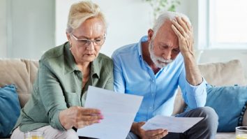 Au pus bani deoparte toată viața și tot nu s-au ales cu nimic. Pensionarii americani nu-și mai permit să cheltuie 4% din economii pe an, arată un studiu