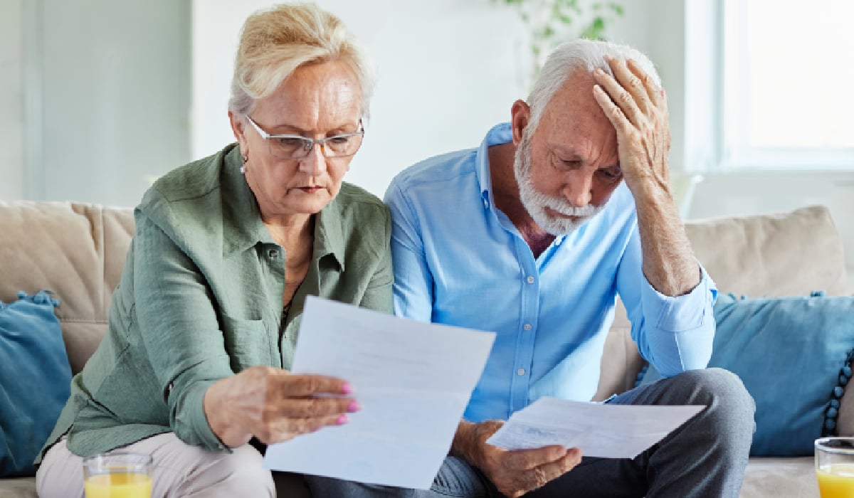 Au pus bani deoparte toată viața și tot nu s-au ales cu nimic. Pensionarii americani nu-și mai permit să cheltuie 4% din economii pe an, arată un studiu