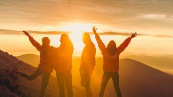 Câți prieteni buni poate gestiona creierul uman? Un studiu dezvăluie numărul maxim pe care îl poate gestiona creierului uman