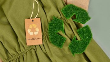 Franța este prima țară din Europa care afișează pe etichete nivelul de poluare al hainelor din magazine. Unele branduri susțin sistemul, dar cer sprijin financiar de la stat