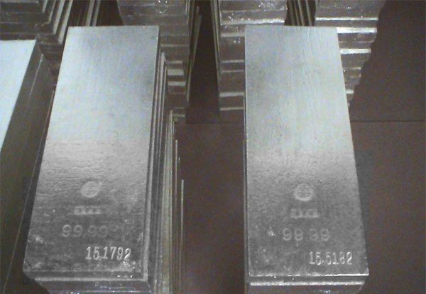 În timp ce toată lumea goneşte după aur, investitorii în argint sunt marii câştigători: Preţul argintului se apropie acum de 2 dolari pentru un gram, în creştere cu peste 85% de la începutul anului