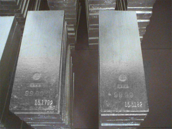 În timp ce toată lumea goneşte după aur, investitorii în argint sunt marii câştigători: Preţul argintului se apropie acum de 2 dolari pentru un gram, în creştere cu peste 85% de la începutul anului