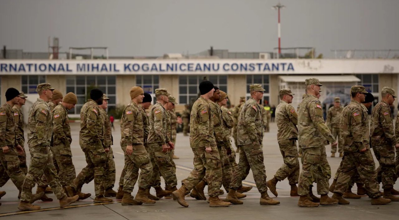 Retragerea militarilor americani din România este un „duș rece” pentru actuala guvernare. Ce semnal ne transmit Statele Unite