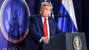 Statele Unite sancționează cele mai mari companii petroliere ale Rusiei și îl îndeamnă pe Putin să accepte încetarea focului. Trump: „Am așteptat prea mult timp”
