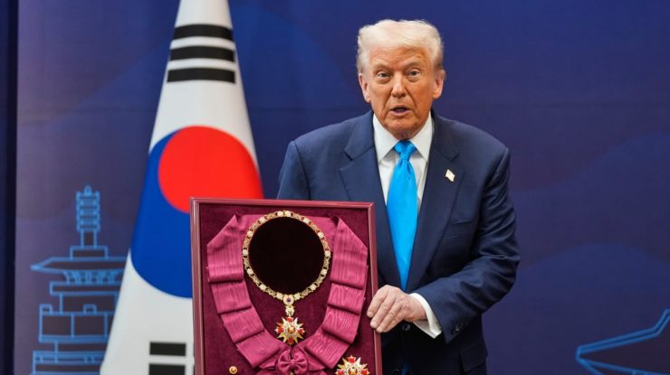 Trump a fost tratat ca un Rege în Coreea de Sud. În premieră pentru un Președinte american, Trump a primit o replică de aur a Coroanei „Cheonmachong” și cea mai înaltă distincție a țării