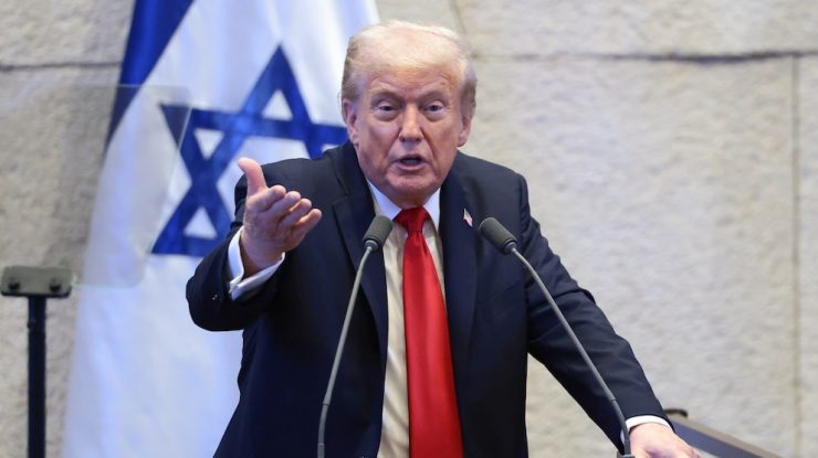 Trump critică revista Time pentru coperta folosită la articolul despre „triumful său” în Orientul Mijlociu: „Au scris un articol relativ bun despre mine, dar poza e cea mai proastă din toate timpurile”