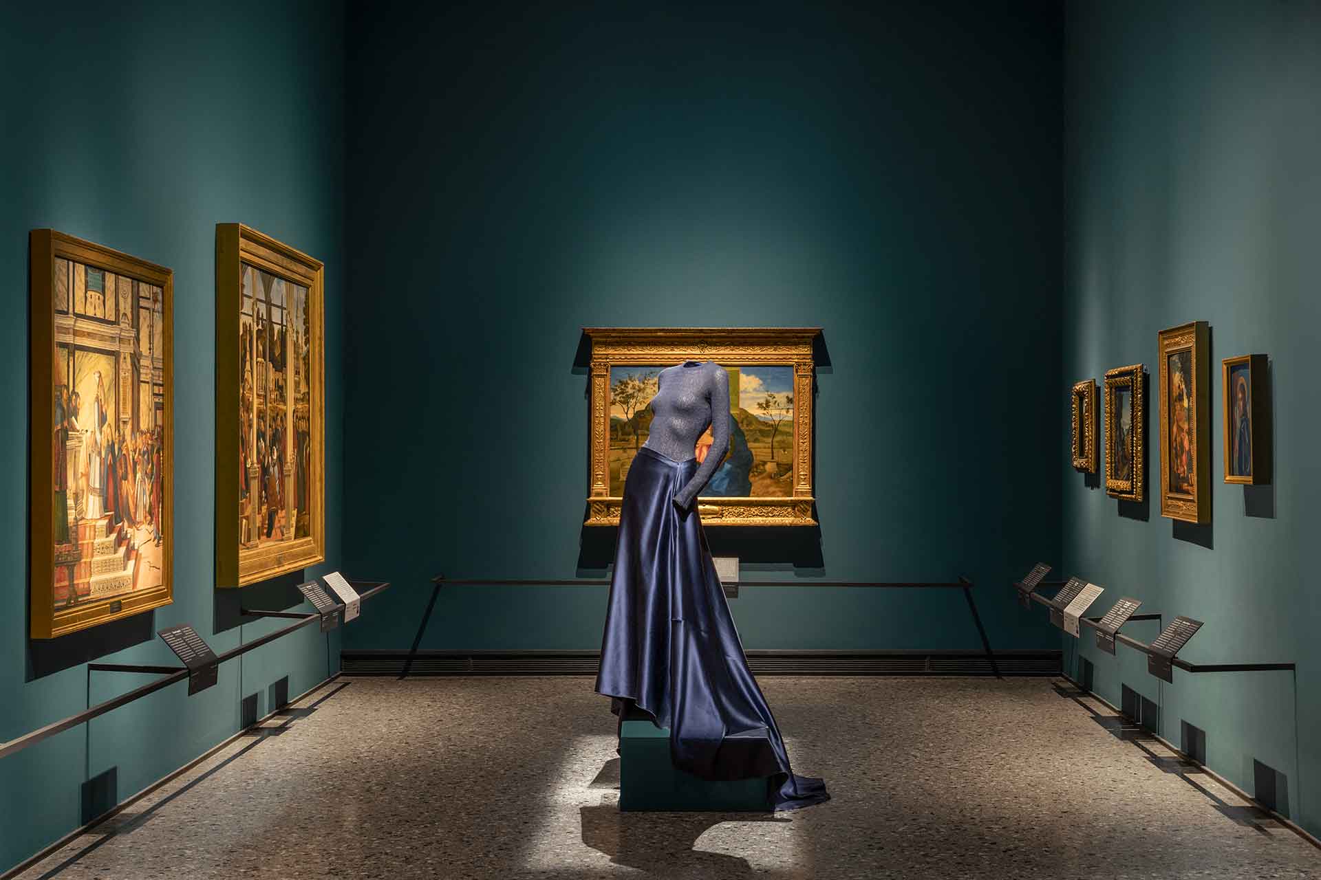 Ești pasionat de haute couture? Nu rata expoziția dedicată lui Giorgio Armani la Milano și pe cea  dedicată Reginei Marie Antoinette la Londra