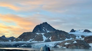 O cabană plutitoare din Groenlanda de Est îți oferă o experienţă off-grid completă: fără semnal, fără Wi-Fi, cu vedere la aurora boreală