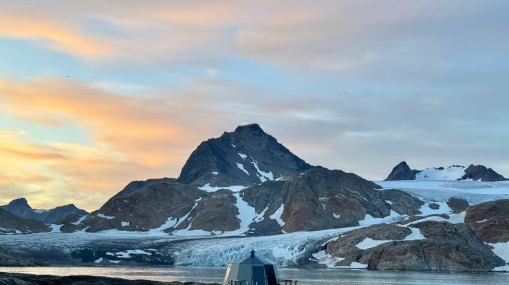 O cabană plutitoare din Groenlanda de Est îți oferă o experienţă off-grid completă: fără semnal, fără Wi-Fi, cu vedere la aurora boreală