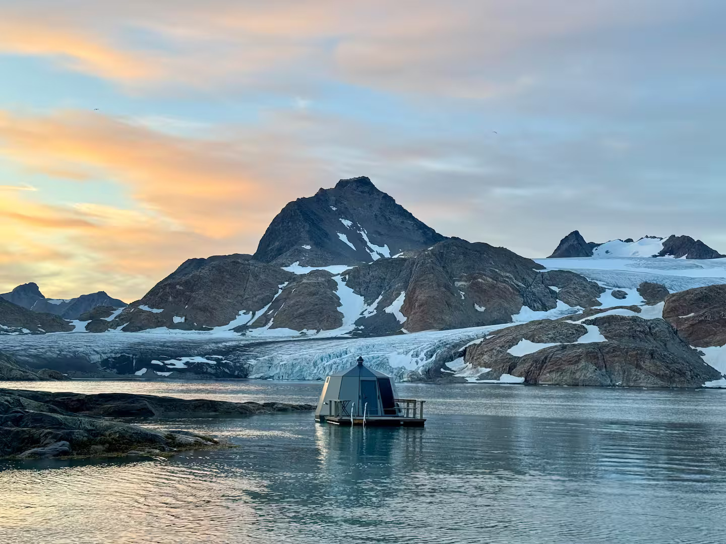 O cabană plutitoare din Groenlanda de Est îți oferă o experienţă off-grid completă: fără semnal, fără Wi-Fi, cu vedere la aurora boreală