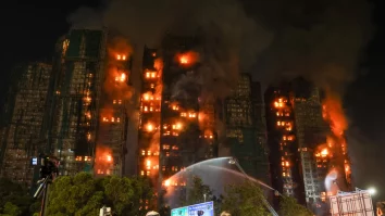 Cel mai grav incendiu din Hong Kong din ultimii 80 de ani a ucis cel puțin 94 de oameni. Mai mulți oficiali au fost arestați după ce focul a mistuit un întreg complex rezidențial