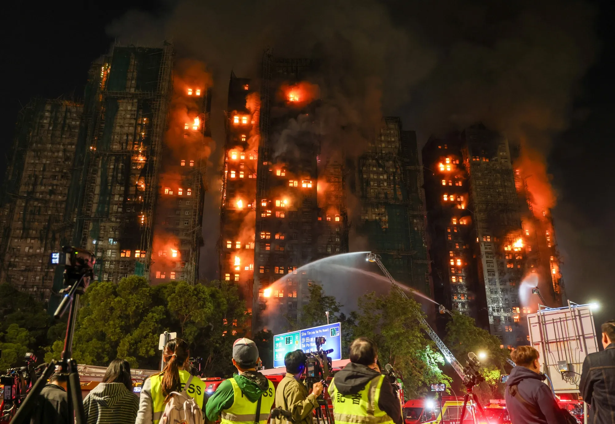 Cel mai grav incendiu din Hong Kong din ultimii 80 de ani a ucis cel puțin 94 de oameni. Mai mulți oficiali au fost arestați după ce focul a mistuit un întreg complex rezidențial