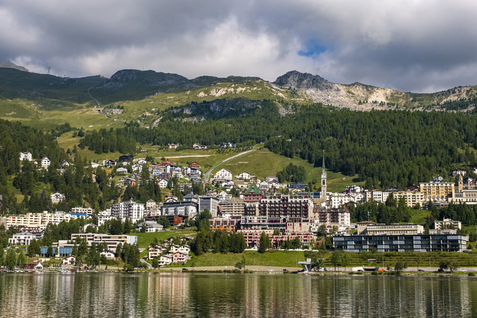 Febra taxării „bogaţilor” a cuprins Europa: Elveţia votează duminică dacă să impună o taxă pe moştenire de 50% pentru super-bogaţi, în contextul în care Guvernele din întreaga lume se confruntă cu dilema modului în care ar trebui taxaţi milionarii şi miliardarii