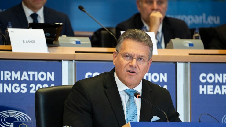 China a acceptat să reia livrările de cipuri pentru sectorul auto european, a anunțat comisarul european pentru comerț