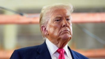 Departamentul de Justiție va investiga, la cererea lui Trump, legăturile pedofilului Jeffrey Epstein cu marile bănci americane și mai mulți democrați proeminenți. Democrații îl acuză pe Trump că încearcă să distragă atenția de la propria sa relație cu Epstein