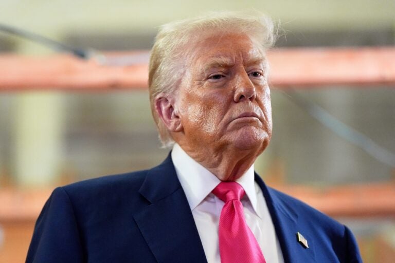 Departamentul de Justiție va investiga, la cererea lui Trump, legăturile pedofilului Jeffrey Epstein cu marile bănci americane și mai mulți democrați proeminenți. Democrații îl acuză pe Trump că încearcă să distragă atenția de la propria sa relație cu Epstein