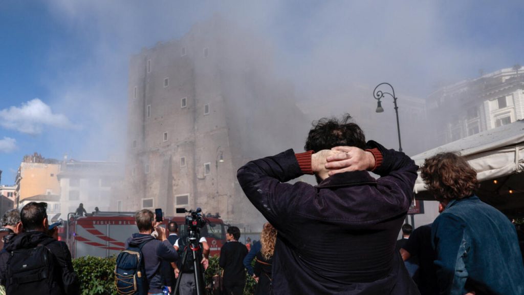 Un muncitor român a murit după ce turnul Torre dei Conti din Roma s-a prăbușit. Un alt român a fost salvat de pompieri