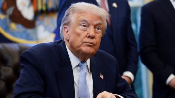 Trump le cere Republicanilor să voteze pentru desecretizarea Dosarelor Epstein. Președintele SUA e acuzat de legături strânse cu pedofilul